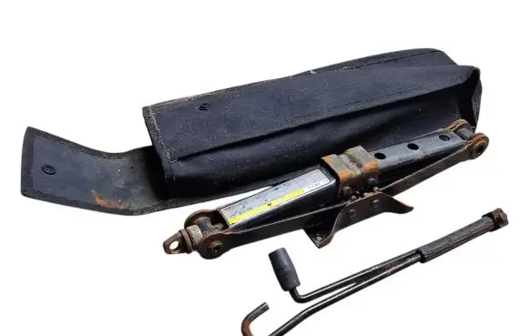 Volkswagen Golf VII Tool set 5Q0011031B 5Q0011221