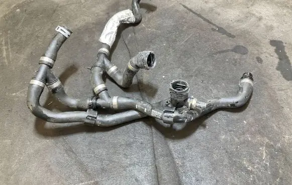 Volvo XC40 Engine coolant pipe/hose 32339740
