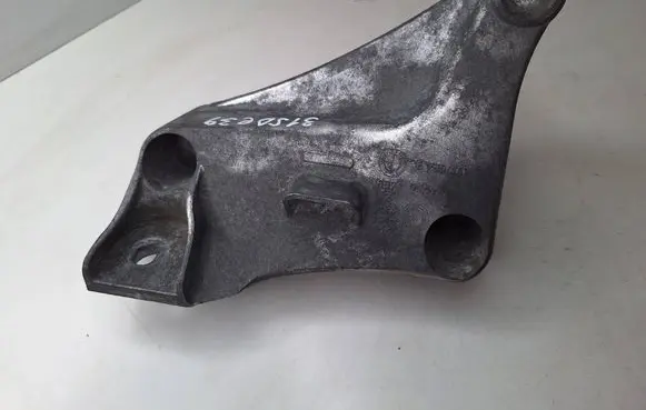 BMW 5 E39 Engine mounting bracket 6750441