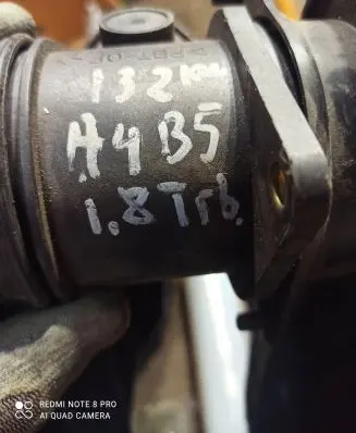 Audi A4 S4 B5 8D Mass air flow meter 037906461C 0280217117