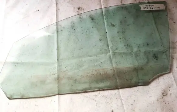 Volvo V50 Front door window glass four-door as2