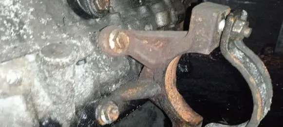 Ford C-MAX I Engine mounting bracket
