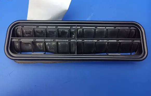 Quarter panel pressure vent
