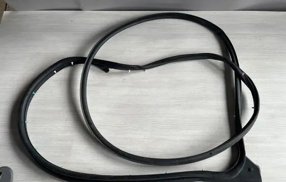 Nissan Navara D23 Rubber seal front door (on door) 962DYB2 962MZB1