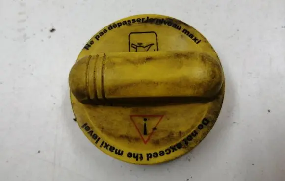 Nissan Qashqai Oil filler cap 