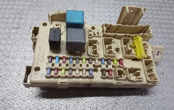 Toyota Avensis T250 Fuse module 82641CA010
