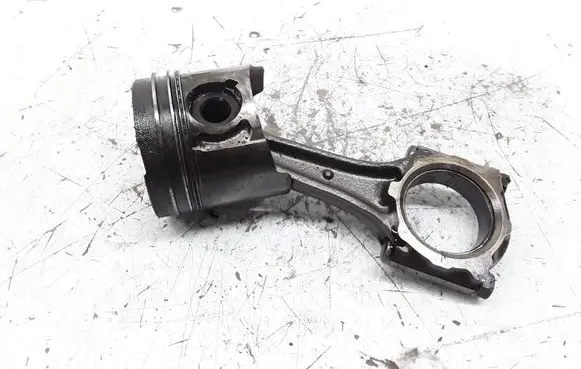 Opel Astra H Piston with connecting rod