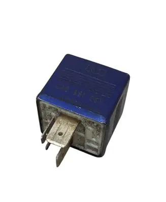 Volkswagen PASSAT B5.5 Other relay 8A0951253