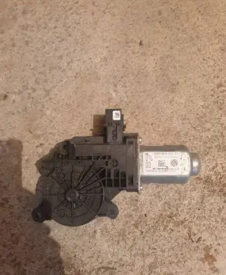 Volkswagen Jetta VI Front door window regulator motor 6R0959802AF