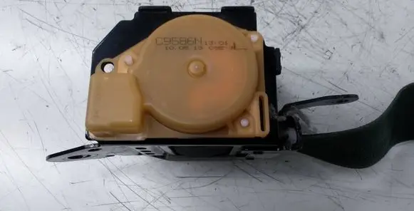 Mazda CX-7 Front seatbelt C9586N