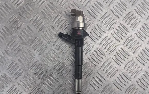Opel Astra J Fuel injector 55567729 01R37992