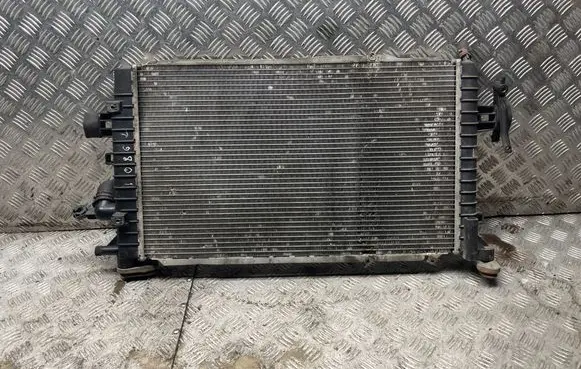Opel Zafira B Coolant radiator 13143570