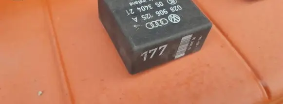 Skoda Felicia I Indicator relay 028906125A 05340421