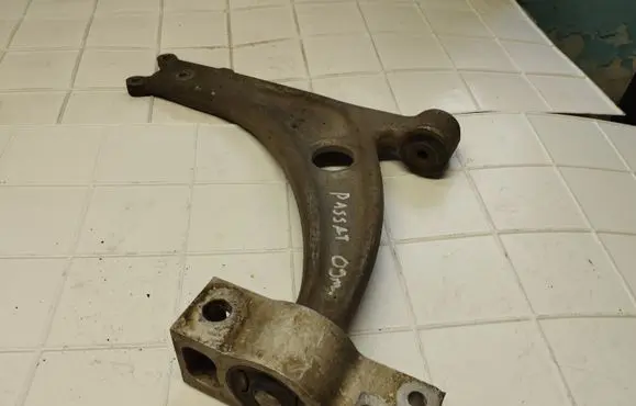Volkswagen PASSAT B6 Front lower control arm/wishbone 3C0407153B