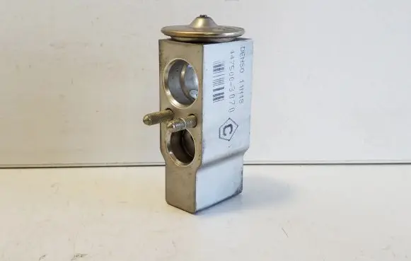 Lexus CT 200H Air conditioning (A/C) expansion valve 4475003070
