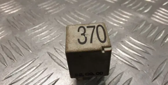 Volkswagen PASSAT B5.5 Other relay 8D0951253
