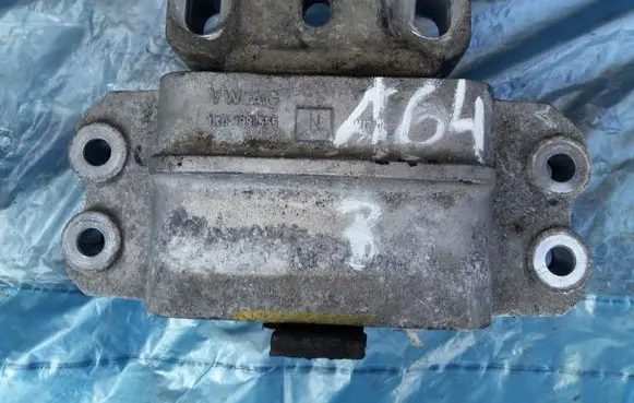 Volkswagen Golf V Engine mount bracket 1K0199555