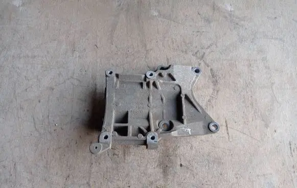 Mitsubishi L200 A/C compressor mount bracket MN123630 37110J560