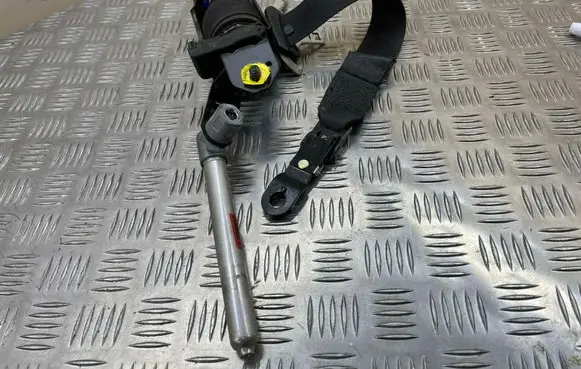 Volvo S60 Front seatbelt
