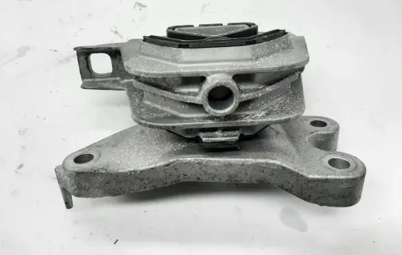 Opel Mokka B Engine mount bracket 9826533880