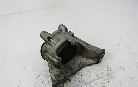 Honda CR-V Engine mounting bracket 