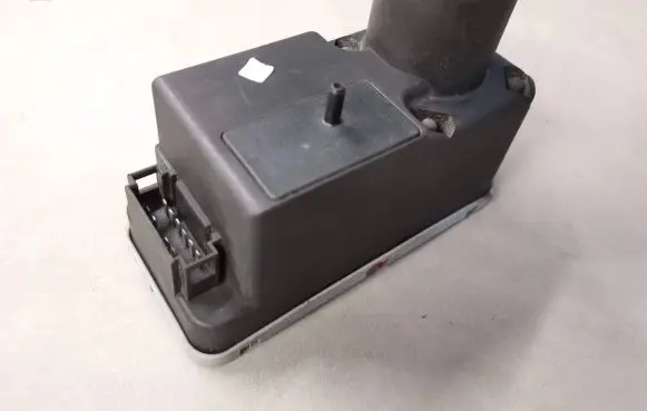 Volkswagen PASSAT B4 Central locking vacuum pump 1H0962257