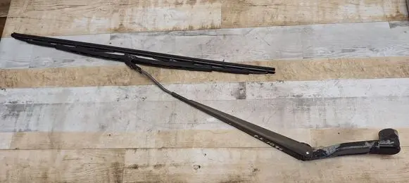 Mitsubishi Space Wagon Front wiper blade arm