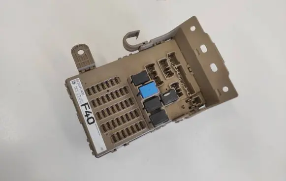 Subaru Impreza V Fuse module 82201FL40B JB004801N05