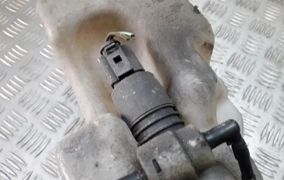 Volkswagen Golf IV Windscreen/windshield washer pump