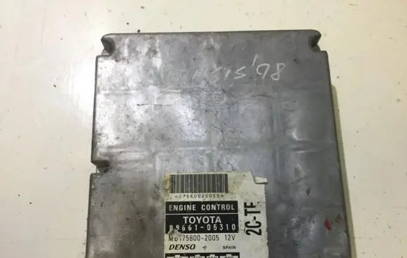 Toyota Avensis T220 Engine control unit/module 8966105310 MB175800