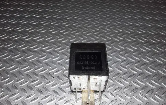 Volkswagen PASSAT B5 Other relay 899511000 443951253J