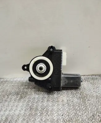 BMW 1 F40 Front door window regulator motor 19031060024