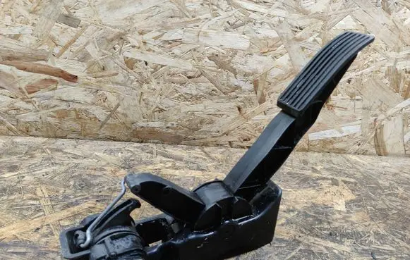 Mercedes-Benz A W169 Accelerator throttle pedal A1693000304
