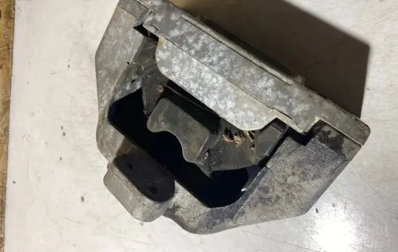 Volkswagen Golf IV Engine mount bracket 110199262AP