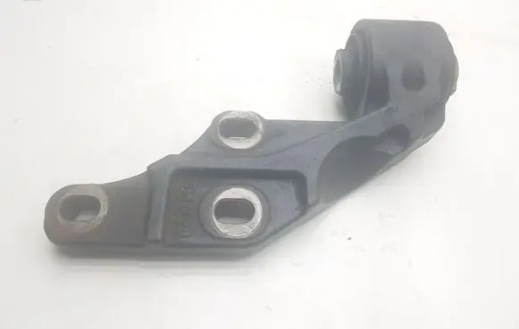 Land Rover Discovery 3 - LR3 Engine mount bracket