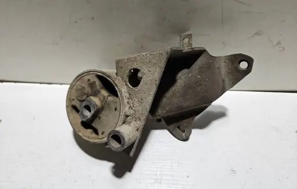 Engine mount bracket
