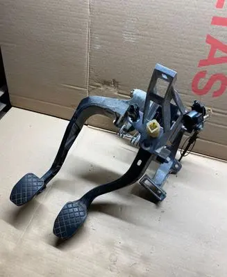 Volkswagen PASSAT B5 Pedal assembly 8D1721117E