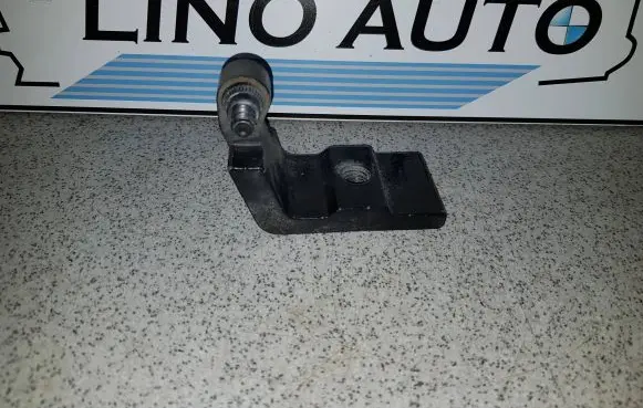 BMW 5 E60 E61 Rear door lower hinge 7068089