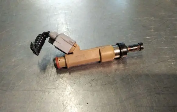 Toyota Prius (XW30) Fuel injector 2325037010