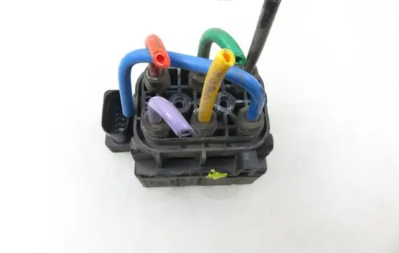 Volkswagen Touareg I Air suspension valve block 15152400272