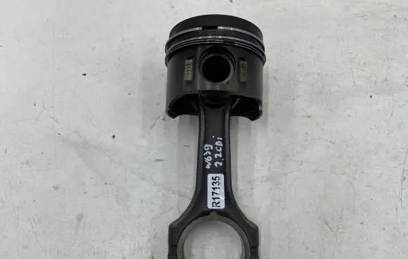 Mercedes-Benz Vito Viano W639 Piston with connecting rod