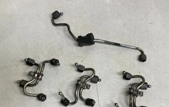 BMW 5 E60 E61 Fuel injector supply line/pipe 