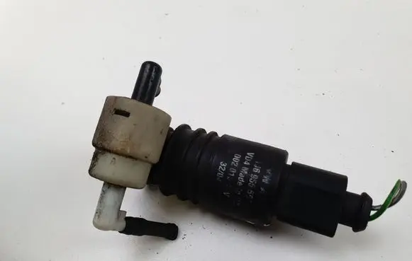 Volkswagen Touareg I Windscreen/windshield washer pump 1J6955651