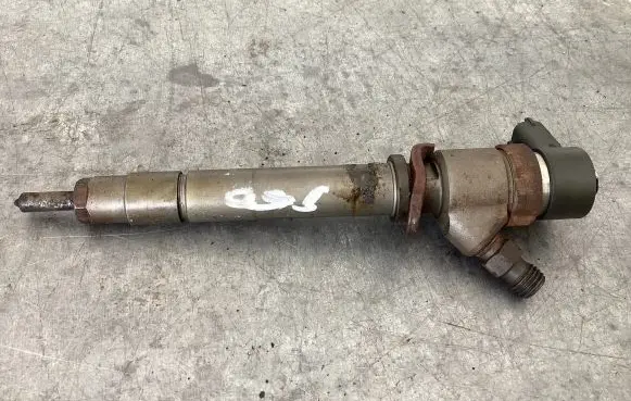 Volvo S60 Fuel injector 8658352