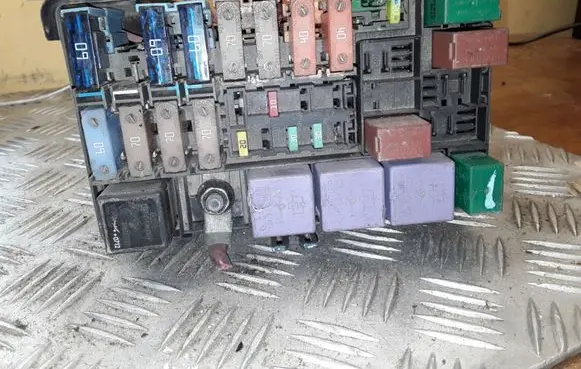 Renault Laguna II Fuse module 8200064071 AQ7430830