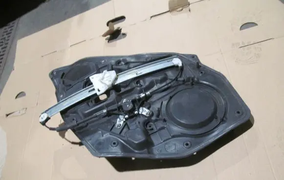 Rear door manual window regulator