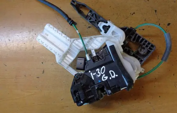 Hyundai i30 Rear door lock 81420A6110