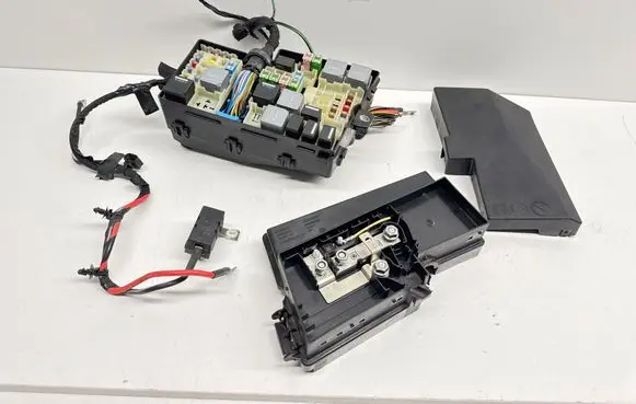 Volvo V40 Fuse box set AV6T14A067AD 31337532 AV6T14A142AA