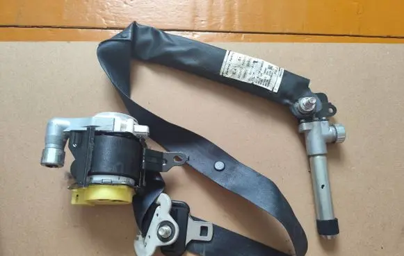 Mazda 3 II Front seatbelt 0438073 0111817