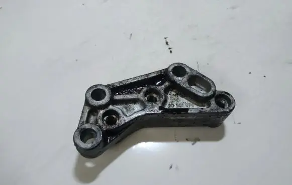 Opel Vectra B Engine mounting bracket 90501974